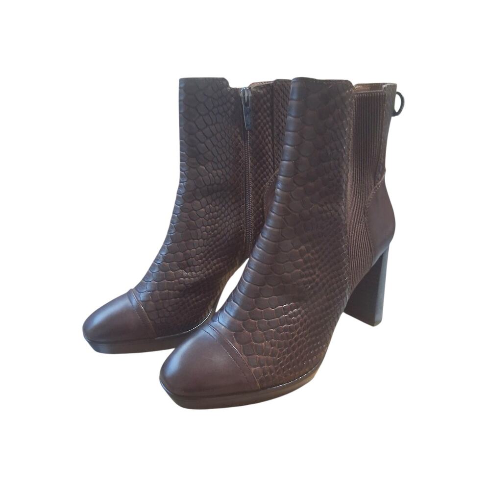 Donald Pliner Snake Print Women's size 7.5 Luxury Classy Elegant Heel Booties
